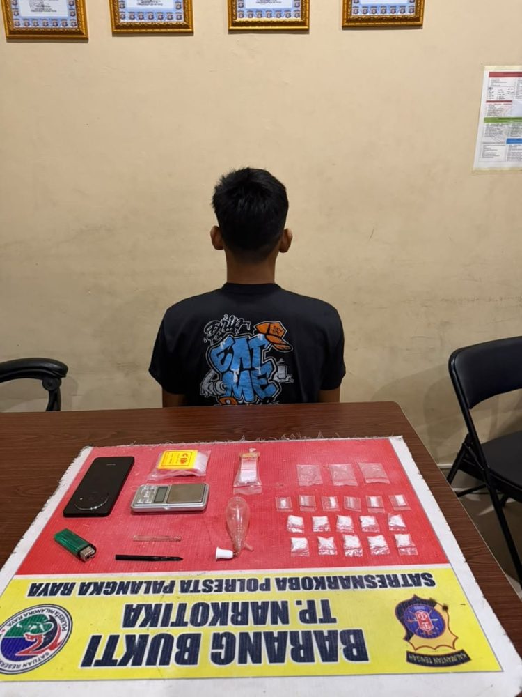 petugas mengamankan seorang pria berinisial NR alias EV (26) beserta 16 paket yang diduga narkotika jenis sabu dengan berat kotor sekitar 11,98 gram.