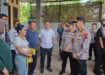 Kapolda Jateng saat meninjau penanganan kasus dugaan kekerasan secara bersama-sama, pemaksaan dengan ancaman kekerasan, serta memasuki rumah atau pekarangan secara melawan hukum di Desa Jepang, Kecamatan Mejobo, Kabupaten Kudus, Rabu (14/10/2026).