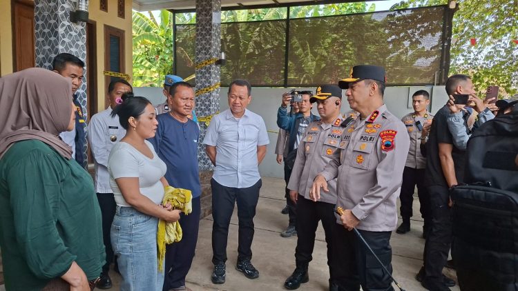 Kapolda Jateng saat meninjau penanganan kasus dugaan kekerasan secara bersama-sama, pemaksaan dengan ancaman kekerasan, serta memasuki rumah atau pekarangan secara melawan hukum di Desa Jepang, Kecamatan Mejobo, Kabupaten Kudus, Rabu (14/10/2026).