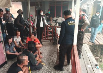 Pemeriksaan dilakukan oleh Aiptu Hafizh Azharuddin dan Briptu Friendky menggunakan alat One Step Test Device Methamphetamine dan One Step Test Device Amphetamine.