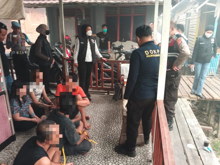 Pemeriksaan dilakukan oleh Aiptu Hafizh Azharuddin dan Briptu Friendky menggunakan alat One Step Test Device Methamphetamine dan One Step Test Device Amphetamine.