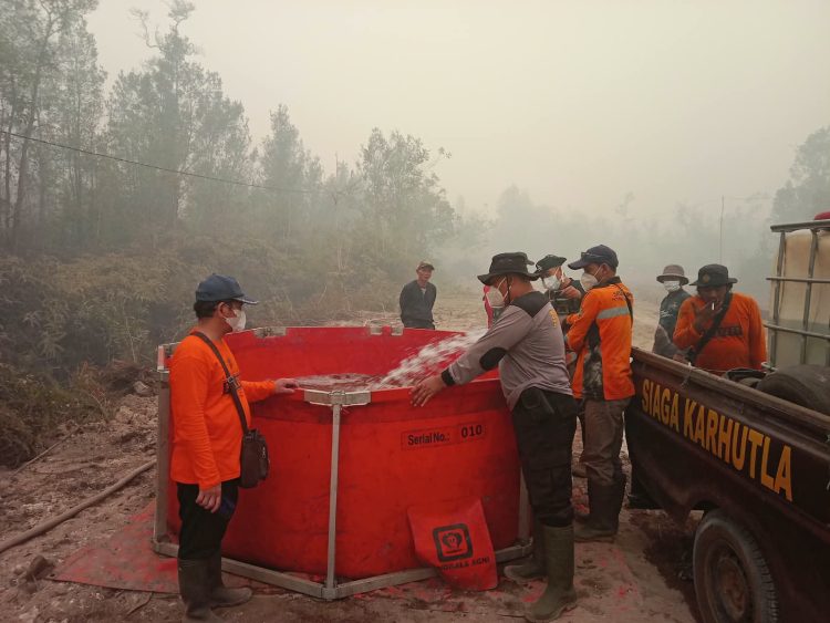 Penanganan melibatkan lima personel Polri, petugas pemadam kebakaran pemerintah kota, MPA/BPK, Manggala Agni, serta masyarakat dengan dukungan lima unit mesin pemadam, satu mobil pemadam kebakaran, dan perlengkapan lainnya.