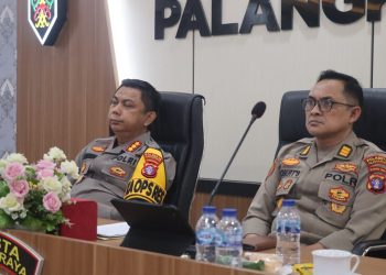Kapolresta Palangka Raya Kombes Pol Andiyatna, S.I.K., M.H. bersama para pejabat utama (PJU) mengikuti video conference (vicon) di Rupatama Endra Dharmalaksana Mapolresta Palangka Raya
