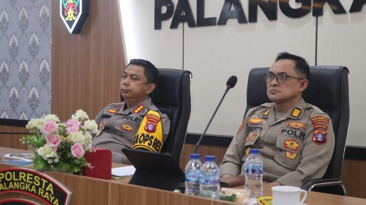 Kapolresta Palangka Raya Kombes Pol Andiyatna, S.I.K., M.H. bersama para pejabat utama (PJU) mengikuti video conference (vicon) di Rupatama Endra Dharmalaksana Mapolresta Palangka Raya