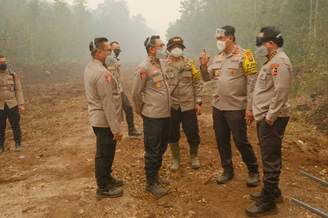 Astamaops Kapolri Komjen Pol. Dr. Roycke Harry Langie, S.I.K., M.H., didampingi Kapolda Kalimantan Tengah Irjen Pol. Iwan Kurniawan, S.I.K., M.Si., meninjau langsung lokasi kebakaran hutan dan lahan (karhutla)