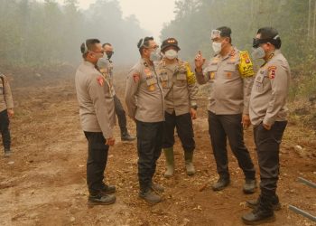 Astamaops Kapolri Komjen Pol. Dr. Roycke Harry Langie, S.I.K., M.H., didampingi Kapolda Kalimantan Tengah Irjen Pol. Iwan Kurniawan, S.I.K., M.Si., meninjau langsung lokasi kebakaran hutan dan lahan (karhutla)