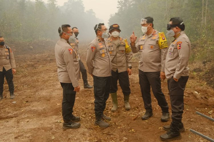 Astamaops Kapolri Komjen Pol. Dr. Roycke Harry Langie, S.I.K., M.H., didampingi Kapolda Kalimantan Tengah Irjen Pol. Iwan Kurniawan, S.I.K., M.Si., meninjau langsung lokasi kebakaran hutan dan lahan (karhutla)