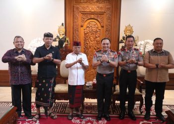 Kepala Kepolisian Daerah Bali, Irjen. Pol. Dr. Pasma Royce, S.I.K., M.H., berkesempatan melaksanakan kunjungan silaturahmi perdana kepada Gubernur Bali, Ir. Dr. I Wayan Koster, M.M., yang bertempat di Gedung Jaya Sabha, Denpasar, Kamis (15/10/2026).