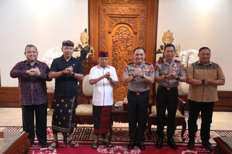 Kepala Kepolisian Daerah Bali, Irjen. Pol. Dr. Pasma Royce, S.I.K., M.H., berkesempatan melaksanakan kunjungan silaturahmi perdana kepada Gubernur Bali, Ir. Dr. I Wayan Koster, M.M., yang bertempat di Gedung Jaya Sabha, Denpasar, Kamis (15/10/2026).