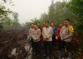 Astamaops) Kapolri Komjen Pol Dr. Roycke Harry Langie, bersama Kapolda Kalimantan Tengah (Kalteng) Irjen Pol Iwan Kurniawan, mengecek langsung penanganan kebakaran hutan dan lahan (Karhutla) di Desa Tumbang Nusa