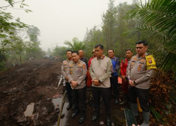 Astamaops) Kapolri Komjen Pol Dr. Roycke Harry Langie, bersama Kapolda Kalimantan Tengah (Kalteng) Irjen Pol Iwan Kurniawan, mengecek langsung penanganan kebakaran hutan dan lahan (Karhutla) di Desa Tumbang Nusa