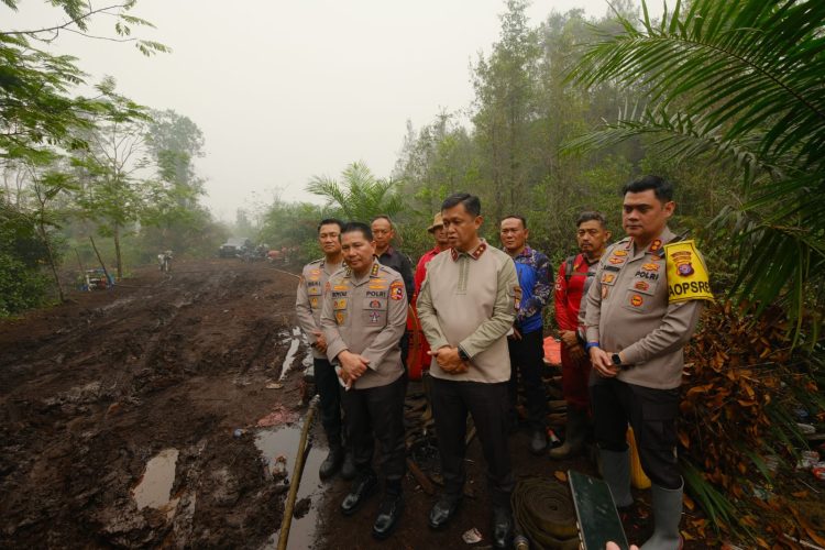 Astamaops) Kapolri Komjen Pol Dr. Roycke Harry Langie, bersama Kapolda Kalimantan Tengah (Kalteng) Irjen Pol Iwan Kurniawan, mengecek langsung penanganan kebakaran hutan dan lahan (Karhutla) di Desa Tumbang Nusa