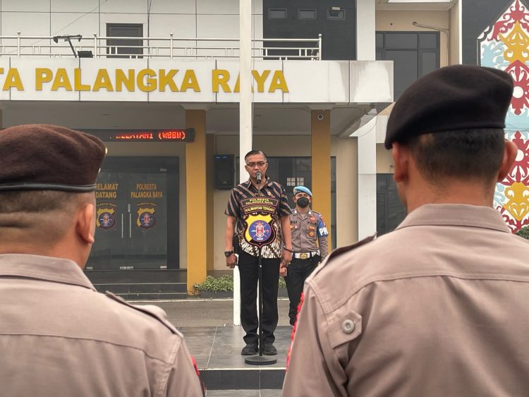 Kasattahti Polresta Palangka Raya memimpin apel pagi di Mapolresta Palangka Raya