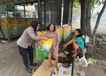 Polwan menyosialisasikan layanan Call Center Polri 110, mengimbau masyarakat agar mematuhi peraturan lalu lintas dan berkendara dengan santun, serta membagikan masker dan beras kepada masyarakat yang membutuhkan.