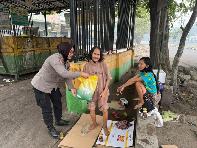Polwan menyosialisasikan layanan Call Center Polri 110, mengimbau masyarakat agar mematuhi peraturan lalu lintas dan berkendara dengan santun, serta membagikan masker dan beras kepada masyarakat yang membutuhkan.