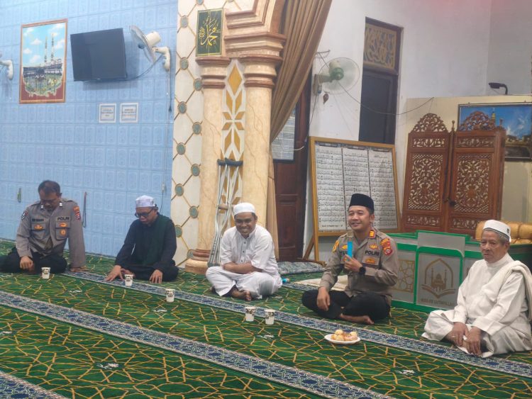 Kegiatan dipimpin Kapolsek Pahandut AKP Iyudi Hartanto bersama KSPK Aiptu Yeni Sugiarto, Ps. Kanit Propam Aiptu Agus Triyanto, dan Panit Binmas Aiptu Joko Riyanto.