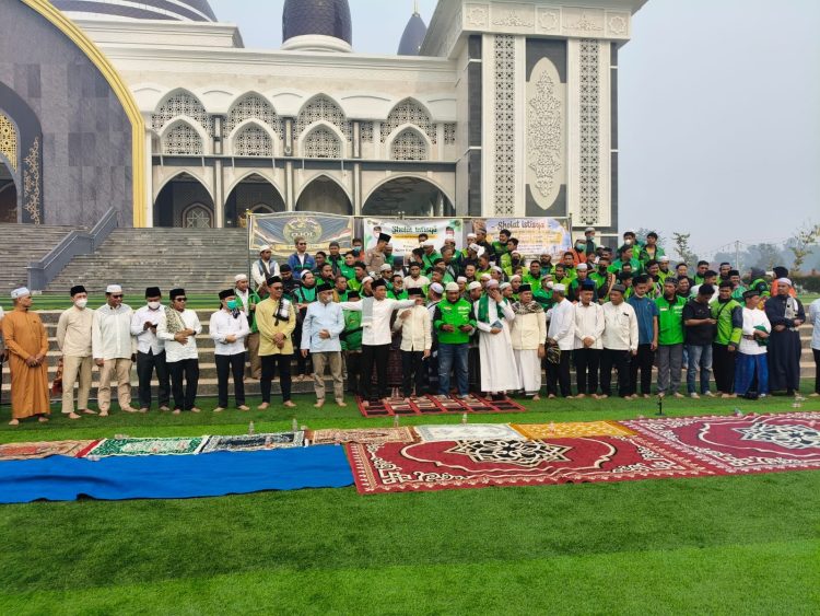 Kegiatan diikuti sekitar 200 peserta, termasuk Wali Kota dan Wakil Wali Kota Palangka Raya, sejumlah kepala perangkat daerah, tokoh agama, komunitas ojek online, serta masyarakat sekitar.