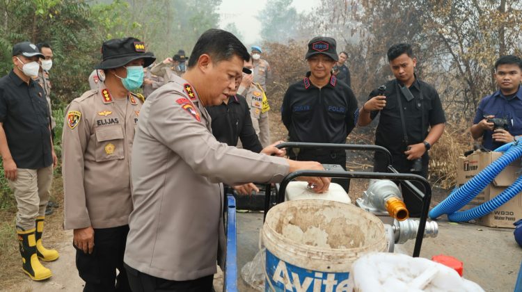 Kapolda Kalimantan Tengah (Kalteng) Irjen Pol Iwan Kurniawan bersama sejumlah pejabat utama terjun langsung meninjau lokasi kebakaran hutan dan lahan (Karhutla) di Desa Sabaru, Palangka Raya, Sabtu (17/10/2026).