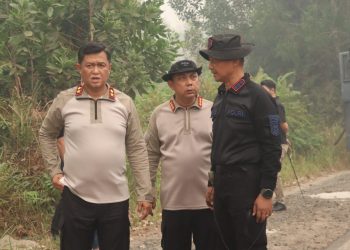 Kapolresta Palangka Raya Kombes Pol Andiyatna, S.I.K., M.H. mendampingi Kapolda Kalimantan Tengah meninjau lokasi titik api kebakaran hutan dan lahan (karhutla) di wilayah Kota Palangka Raya.