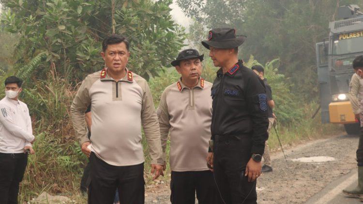Kapolresta Palangka Raya Kombes Pol Andiyatna, S.I.K., M.H. mendampingi Kapolda Kalimantan Tengah meninjau lokasi titik api kebakaran hutan dan lahan (karhutla) di wilayah Kota Palangka Raya.