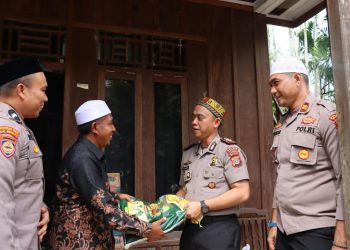Kapolres Nagan Raya AKBP Muhamad Taufiq, S.I.K., M.H.,bersama jajaran Pejabat Utama (PJU) Polres Nagan Raya, menghadiri undangan peringatan Maulid Nabi Muhammad SAW di Pesantren Tgk. Chik Kali Alue, Desa Blang Puuk, Kecamatan Beutong Ateuh Banggalang, Kabupaten Nagan Raya.
