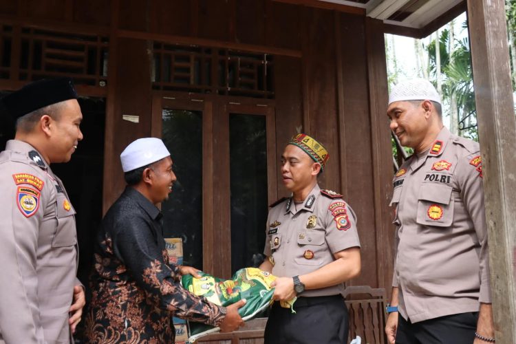 Kapolres Nagan Raya AKBP Muhamad Taufiq, S.I.K., M.H.,bersama jajaran Pejabat Utama (PJU) Polres Nagan Raya, menghadiri undangan peringatan Maulid Nabi Muhammad SAW di Pesantren Tgk. Chik Kali Alue, Desa Blang Puuk, Kecamatan Beutong Ateuh Banggalang, Kabupaten Nagan Raya.