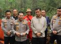 Astamaops) Kapolri Komjen Pol Dr. Roycke Harry Langie, bersama Kapolda Kalimantan Tengah (Kalteng) Irjen Pol Iwan Kurniawan, mengecek langsung penanganan kebakaran hutan dan lahan (Karhutla) di Desa Tumbang Nusa,