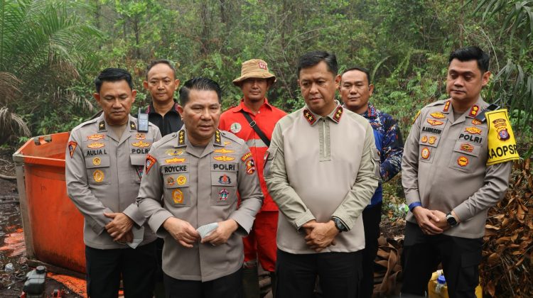 Astamaops) Kapolri Komjen Pol Dr. Roycke Harry Langie, bersama Kapolda Kalimantan Tengah (Kalteng) Irjen Pol Iwan Kurniawan, mengecek langsung penanganan kebakaran hutan dan lahan (Karhutla) di Desa Tumbang Nusa,