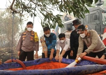 Pemadaman dipimpin langsung Kapolda Kalteng Irjen Pol Iwan Kurniawan, didampingi sejumlah pejabat utama Polda serta seluruh personel dan relawan yang tergabung dalam satgas karhutla.