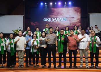 Kapolda yang didampingi Ketua Bhayangkari Kalteng Ibu Maya Iwan Kurniawan, menyapa dan berdialog langsung dengan para jemaat.