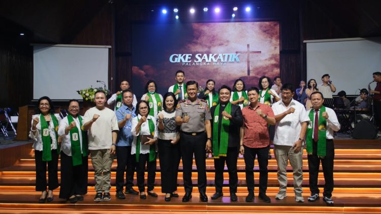 Kapolda yang didampingi Ketua Bhayangkari Kalteng Ibu Maya Iwan Kurniawan, menyapa dan berdialog langsung dengan para jemaat. 