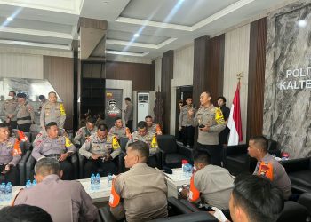 Dansatbrimob Polda Kalteng Kombes Pol. Dieno Hendro Widodo, S.I.K., M.H., memberikan ADO (Anasila Daerah Operasi) Penanganan Karhutla kepada personel Satbrimob Polda NTB yang melaksanakan BKO (Bawah Kendali Operasi) di Polda Kalteng.