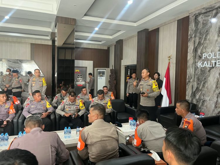 Dansatbrimob Polda Kalteng Kombes Pol. Dieno Hendro Widodo, S.I.K., M.H., memberikan ADO (Anasila Daerah Operasi) Penanganan Karhutla kepada personel Satbrimob Polda NTB yang melaksanakan BKO (Bawah Kendali Operasi) di Polda Kalteng.