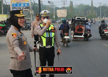 Kapolres Ogan Ilir AKBP Rizka Aprianti, S.H., S.I.K., M.H., memimpin langsung kegiatan pengaturan lalu lintas pagi dan patroli sekaligus menyapa masyarakat di Jalan Lintas Indralaya–Prabumulih, kawasan Kampus Universitas Sriwijaya (Unsri),