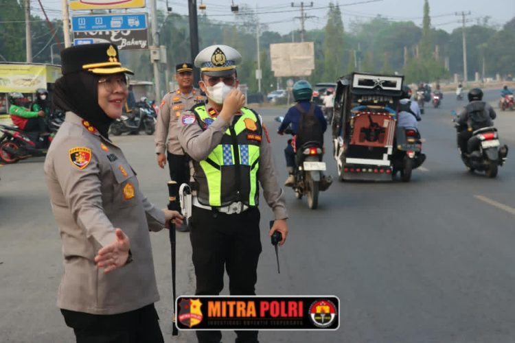 Kapolres Ogan Ilir AKBP Rizka Aprianti, S.H., S.I.K., M.H., memimpin langsung kegiatan pengaturan lalu lintas pagi dan patroli sekaligus menyapa masyarakat di Jalan Lintas Indralaya–Prabumulih, kawasan Kampus Universitas Sriwijaya (Unsri),
