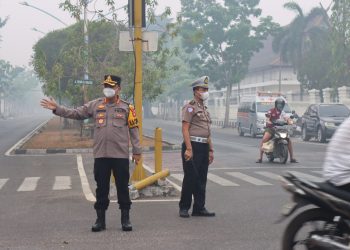 Kapolresta Palangka Raya Kombes Pol Andiyatna, S.I.K., M.H. hadir di pertigaan Jalan DI Panjaitan–Jalan S. Parman untuk meninjau arus lalu lintas sekaligus memantau pelaksanaan pengaturan lalu lintas (gatur lalin).