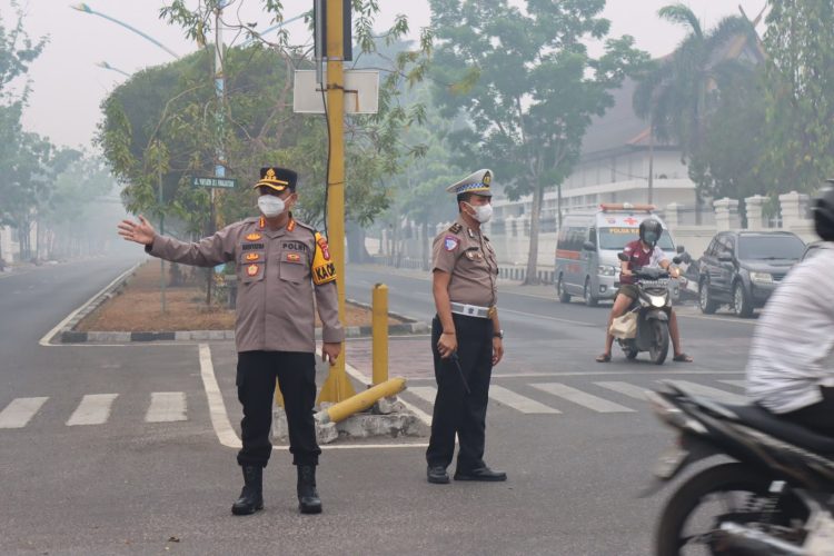 Kapolresta Palangka Raya Kombes Pol Andiyatna, S.I.K., M.H. hadir di pertigaan Jalan DI Panjaitan–Jalan S. Parman untuk meninjau arus lalu lintas sekaligus memantau pelaksanaan pengaturan lalu lintas (gatur lalin).