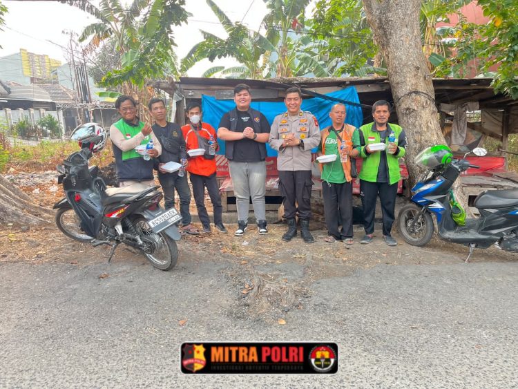Seksi Humas Polres Ogan Ilir melaksanakan bakti sosial pembagian nasi kotak kepada masyarakat, Senin 19 Oktober 2026 pukul 15.00 WIB di wilayah hukum Polres Ogan Ilir.