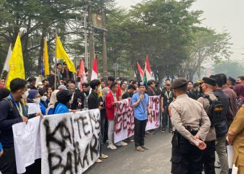 Pam dilakukan pada lokasi berlangsung aksi damai di depan Kantor DPRD Provinsi Kalteng, Jalan S. Parman, Kota Palangka Raya, Kalimantan Tengah, yang dikomandoi oleh Kabagops, Kompol Henry, S.E. selaku koordinator tugas, Senin (19/10/2026) siang.