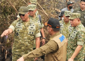 Pangdam XXII/TB Mayjen TNI Zainul Arifin, S.A.P., M.Sc., mendampingi Kepala Staf Angkatan Darat (Kasad) Jenderal TNI Tandyo Budi Revita, S.Sos., M.Si., dan Kepala BNPB Letjen TNI Kristomei Sianturi, S.Sos., M.Si., dalam rangkaian peninjauan penanganan Karhutla di Kalimantan Selatan dan Kalimantan Tengah, Senin (19/10/2026). 