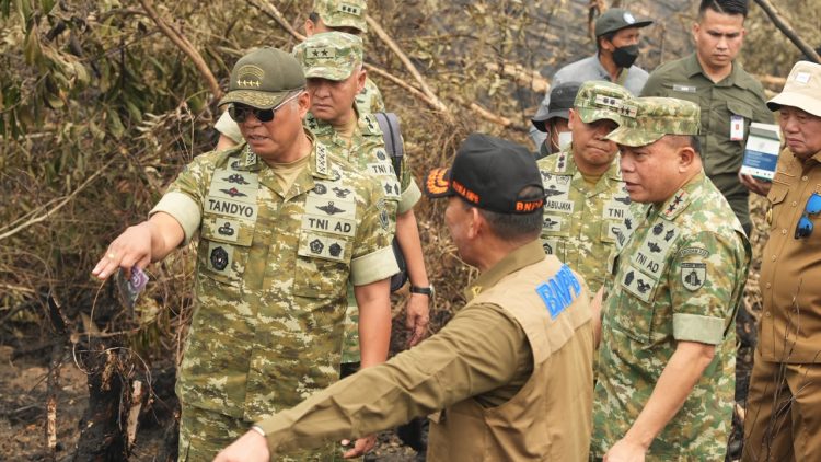 Pangdam XXII/TB Mayjen TNI Zainul Arifin, S.A.P., M.Sc., mendampingi Kepala Staf Angkatan Darat (Kasad) Jenderal TNI Tandyo Budi Revita, S.Sos., M.Si., dan Kepala BNPB Letjen TNI Kristomei Sianturi, S.Sos., M.Si., dalam rangkaian peninjauan penanganan Karhutla di Kalimantan Selatan dan Kalimantan Tengah, Senin (19/10/2026).