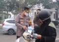 Kapolresta Palangka Raya Kombes Pol Andiyatna, S.I.K., M.H. turun langsung melaksanakan pengaturan lalu lintas pagi sekaligus menyapa para pengendara di wilayah Kota Palangka Raya.