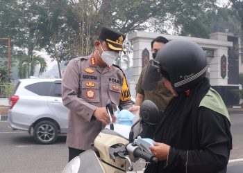 Kapolresta Palangka Raya Kombes Pol Andiyatna, S.I.K., M.H. turun langsung melaksanakan pengaturan lalu lintas pagi sekaligus menyapa para pengendara di wilayah Kota Palangka Raya.