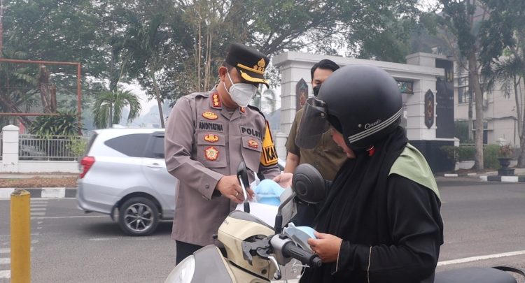 Kapolresta Palangka Raya Kombes Pol Andiyatna, S.I.K., M.H. turun langsung melaksanakan pengaturan lalu lintas pagi sekaligus menyapa para pengendara di wilayah Kota Palangka Raya.