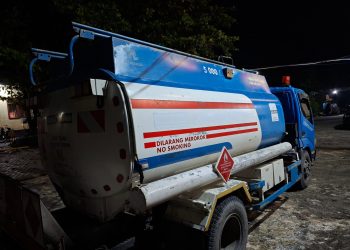 satu unit mobil truck tangki berwarna biru merek Hino dengan nomor polisi BK 8460 EG yang diduga mengangkut bahan bakar minyak (BBM) jenis Bio Solar bersubsidi pemerintah sebanyak 5.000 liter ( 5 Ton) .