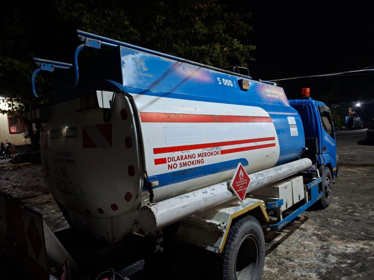 satu unit mobil truck tangki berwarna biru merek Hino dengan nomor polisi BK 8460 EG yang diduga mengangkut bahan bakar minyak (BBM) jenis Bio Solar bersubsidi pemerintah sebanyak 5.000 liter ( 5 Ton) .