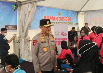 Kapolda meninjau Rumah Oksigen, di Pasar Kahayan bersama Ketua Bhayangkari Ibu Maya Iwan, Selasa (20/10/2026).