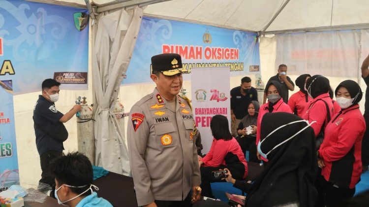 Kapolda meninjau Rumah Oksigen, di Pasar Kahayan bersama Ketua Bhayangkari Ibu Maya Iwan, Selasa (20/10/2026).