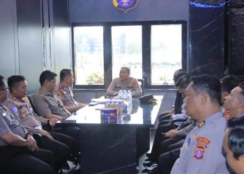 Kapolres Seruyan AKBP Gusti Agung Ayu Udayani Addi, S.H., S.I.K., memimpin rapat analisis dan evaluasi (Anev) penanganan kebakaran hutan dan lahan (Karhutla) di ruang kerja Kapolres Seruyan, Selasa (20/10/2026),
