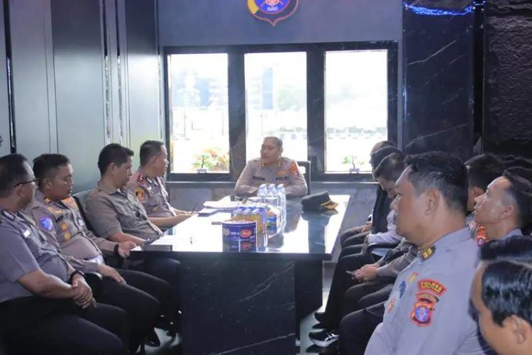 Kapolres Seruyan AKBP Gusti Agung Ayu Udayani Addi, S.H., S.I.K., memimpin rapat analisis dan evaluasi (Anev) penanganan kebakaran hutan dan lahan (Karhutla) di ruang kerja Kapolres Seruyan, Selasa (20/10/2026),